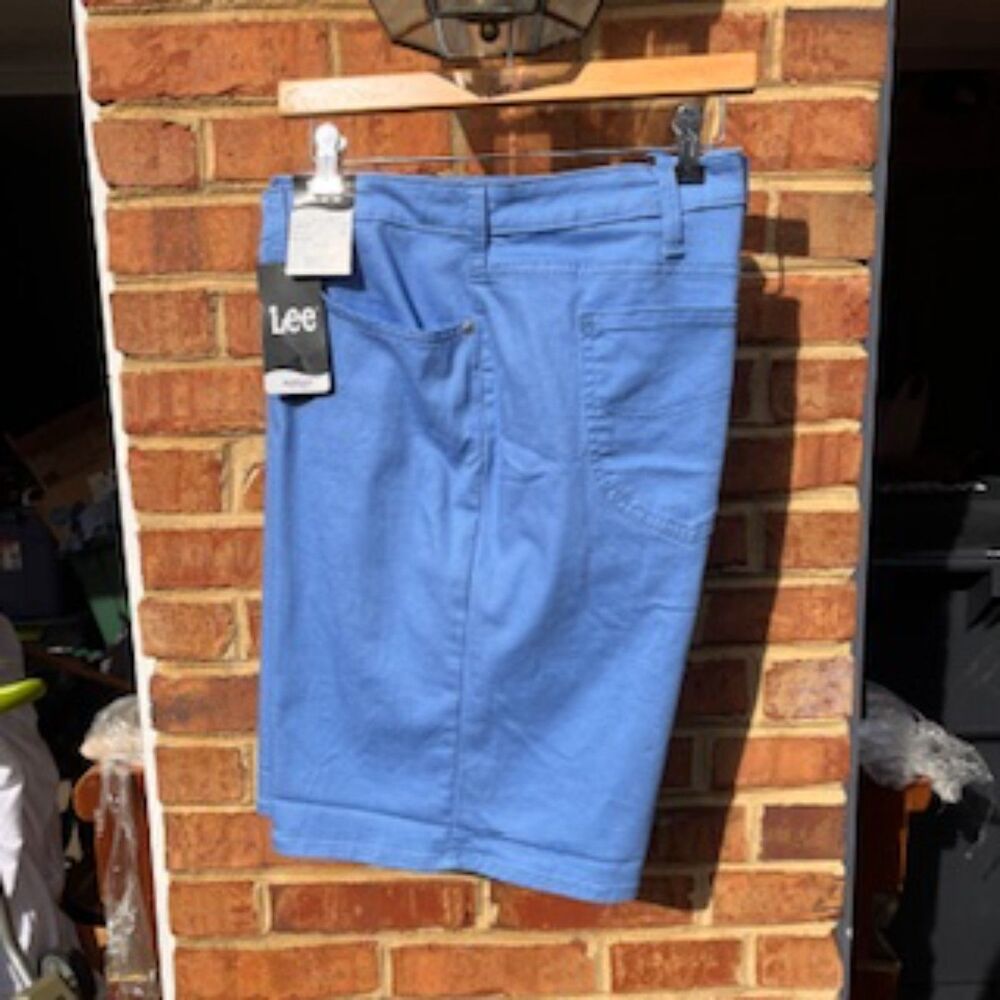Women's Size: 22M Bermuda Mid Rise Shorts . Casual or Dress . Lee . New w/ Tags